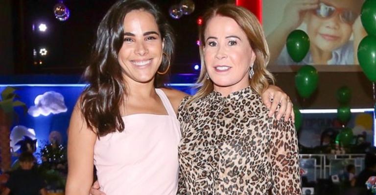Wanessa Camargo e a mãe, Zilu Godoi, surgem super arrumadas e maravilhosas em casamento