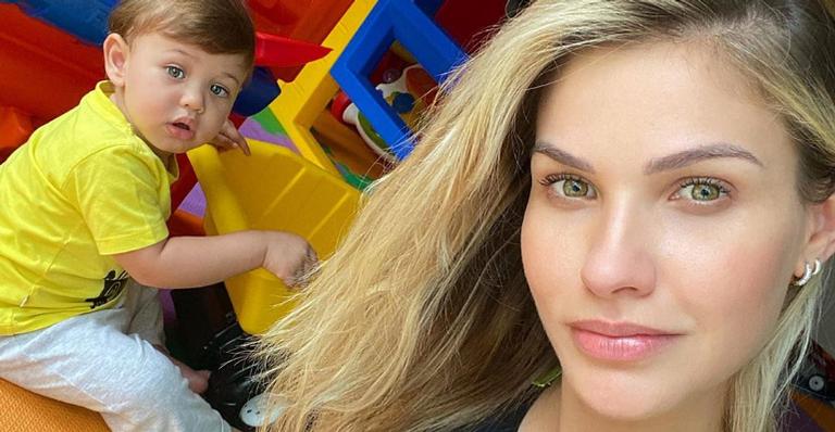 Andressa Suita surge brincando com o filho mais novo e encanta: ”Príncipe e princesa”