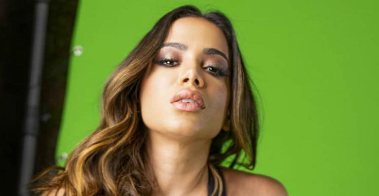 Anitta eleva a temperatura rebolando de vestido transparente e fãs vão à loucura