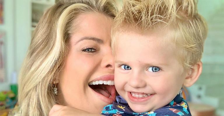 Ao lado de Enrico, Karina Bacchi deseja bom dia cheio de amor para os seguidores