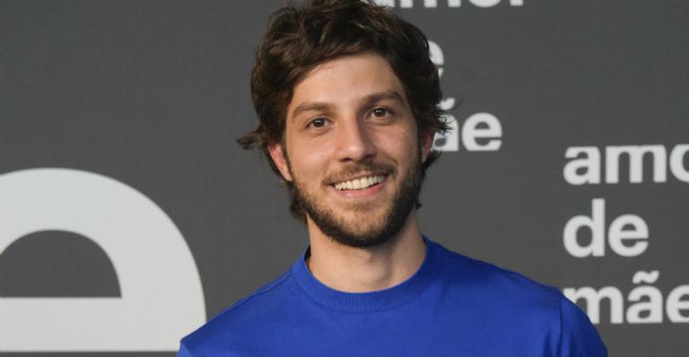 Chay Suede adianta gravações em Amor de Mãe para tirar licença paternidade