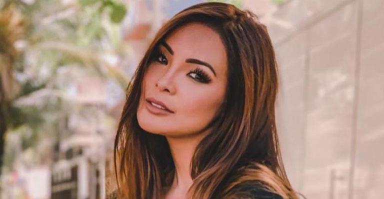 Carol Nakamura aparece de maiô decotado e filosofa: ”Curva mais linda de uma mulher é o sorriso”