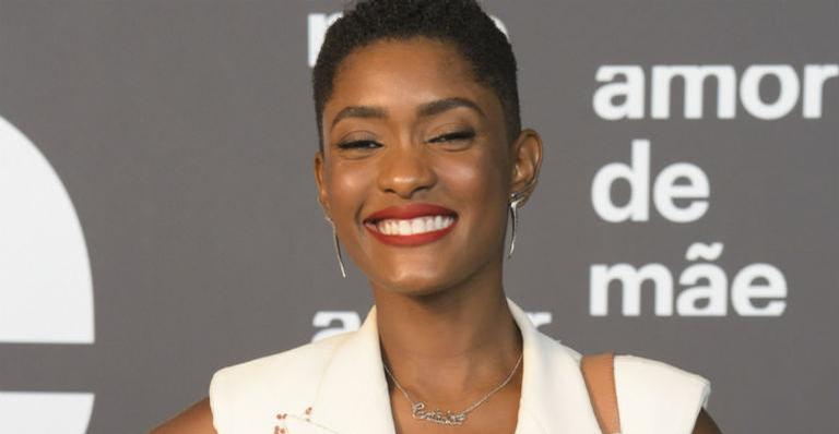 Erika Januza esbanja corpão na academia e fãs disparam: ”Piro nos seus braços”