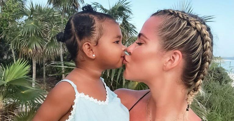 Khloe Kardashian compartilha foto de sua árvore de Natal cor de rosa e a filha, True, rouba a cena