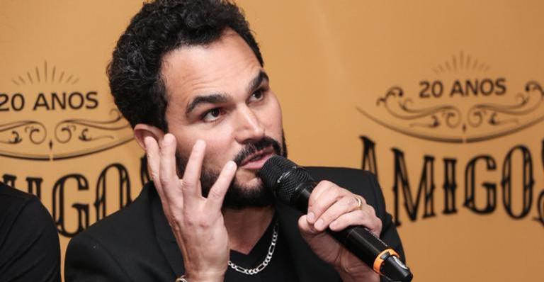 Luciano Camargo sofre acidente inusitado em show: ”Sem entender”