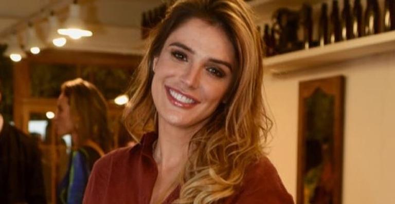 Rafa Brites radicaliza na mudança de visual, dá adeus ao loiro e surge com os fios super escuros