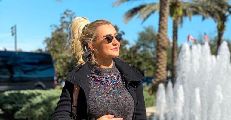 Ana Paula Siebert encanta ao mostrar as primeiras roupinhas de Vicky: ”Brincando de bonecas”