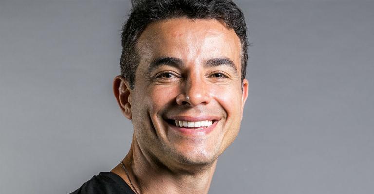 Nos bastidores de novo filme, Anderson Di Rizzi surpreende com boa forma e abdômen trincado