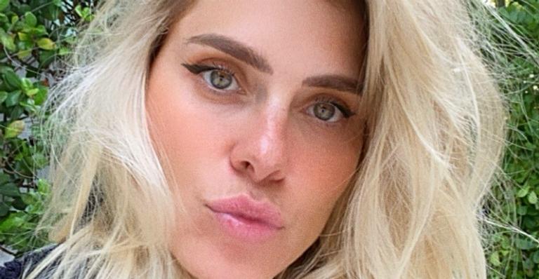 Carolina Dieckmann posa com maiô igual ao de Angélica e fãs elogiam: ”Linda”