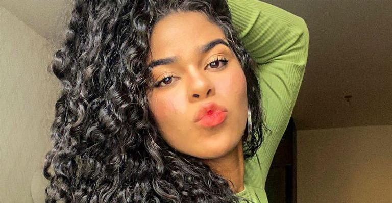 Ex-BBB Elana posa de topless durante viagem e leva fãs à loucura