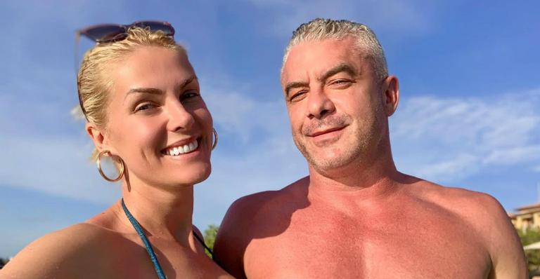 Em viagem para o Caribe, Ana Hickmann posa ao lado do marido, Alexandre Correa: ”Selfie amorzinho”