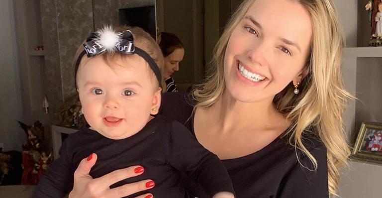 Aos 7 meses, filha de Thaeme Mariôto fala ‘mamãe’ pela primeira vez e a cantora se derrete