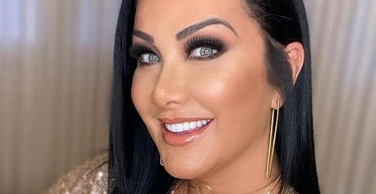 Helen Ganzarolli surpreende ao aparecer com parte dos seios à mostra em look sensual