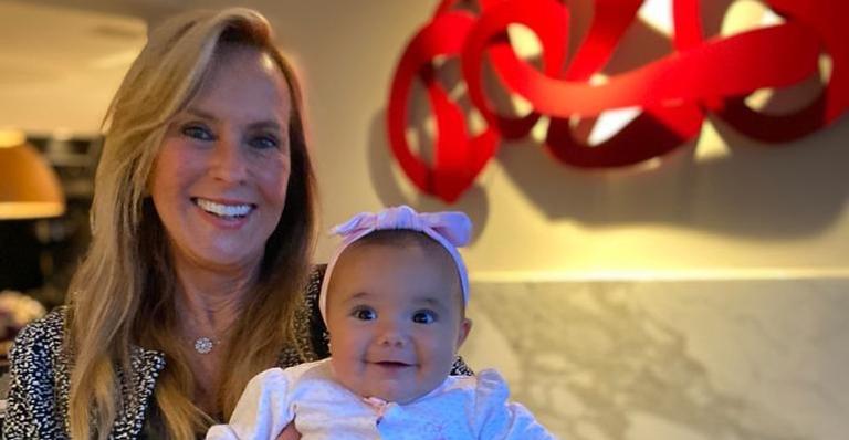 Helô Pinheiro vai visitar as netas Manuella e Rafaella e se declara: ”Tarde de carinho”