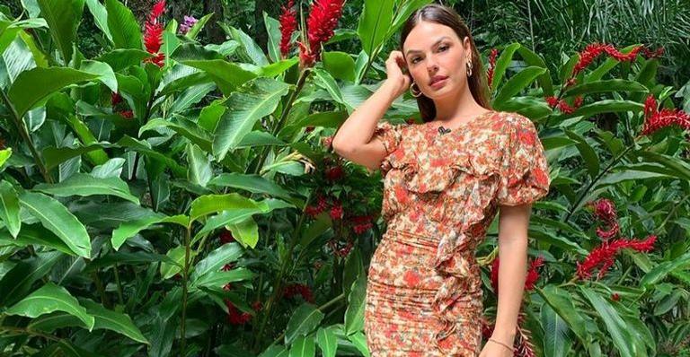 Com o filho no colo, Isis Valverde exibe barriga muito sarada e encanta demais com registro