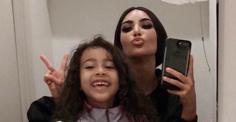 Kim Kardashian posa ao lado de North fazendo careta e diverte fãs