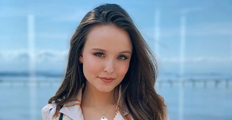 Larissa Manoela surge luxuosa com minibolsa de mais de R$ 5 mil