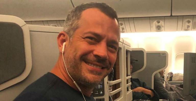 Voltando de viagem nas Montanhas, Malvino Salvador aproveita dia quente para tomar sol