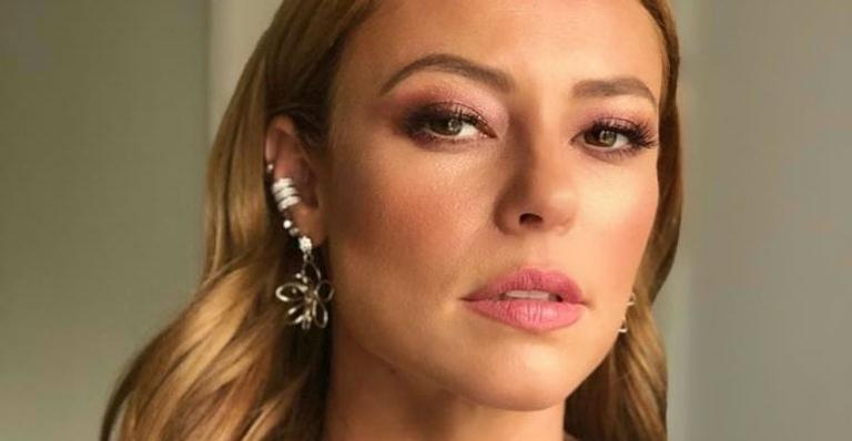 Paolla Oliveira posa com look aberto e quase mostra demais: ”Saudades de Vivi Guedes”