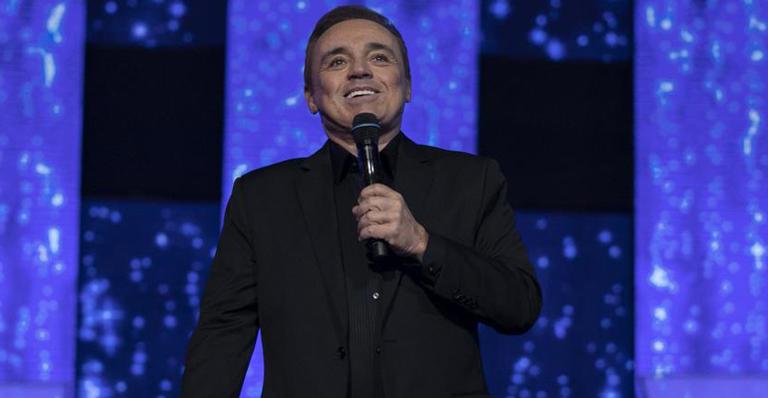 Record TV apresenta final do reality Canta Comigo com Gugu Liberato