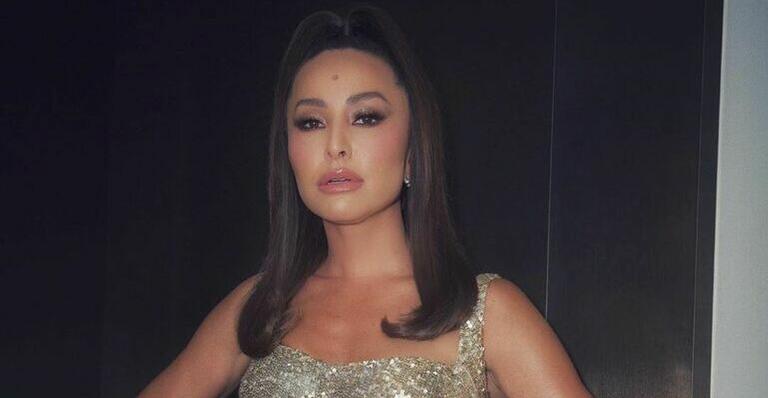 De vestido amarelo nada básico, Sabrina Sato chama atenção: ”Embrulhada para presente”