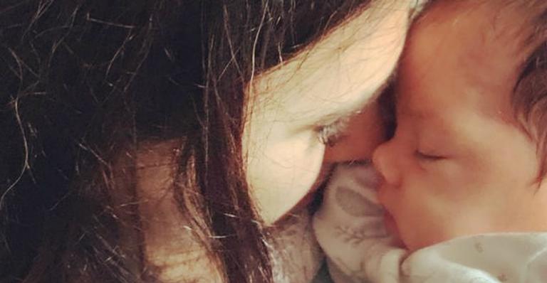 Tata Werneck posta foto de Clara Maria com cachorro e brinca: ”Me sinto observada”
