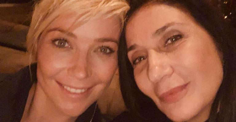 Luiza Possi compartilha foto do filho no colo de Zizi Possi usando roupa escrito: ‘Eu te amo, vovó’