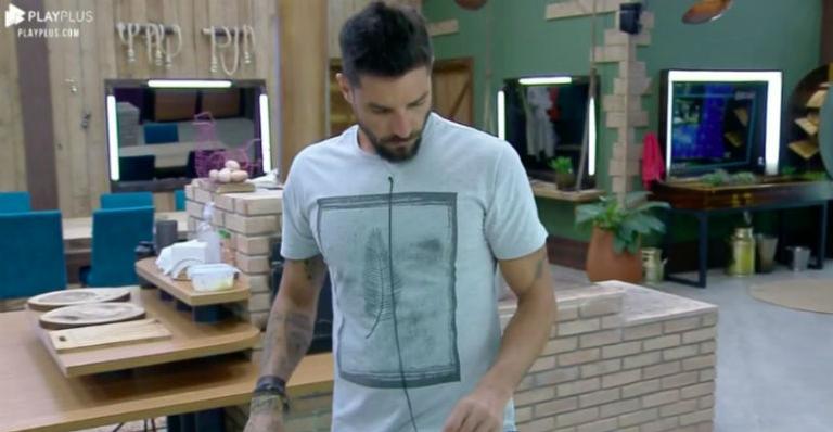 A Fazenda: Diego Grossi critica produção do reality por suspender a roça entre Hariany e Lucas
