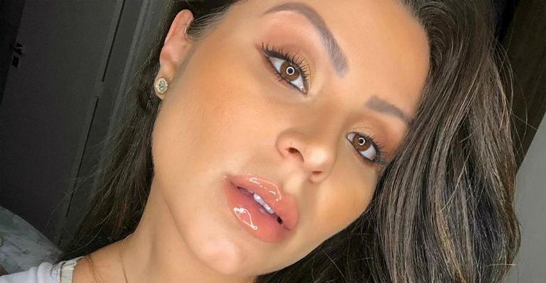 Prestes a dar à luz, Andressa Ferreira impressiona com barrigão ao surgir de biquíni