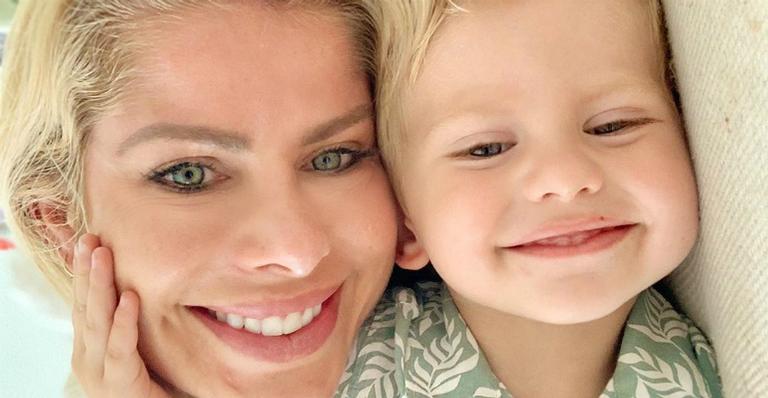 Filho de Karina Bacchi surge em posição inusitada e fãs disparam: ”Tá pedindo irmãozinho”