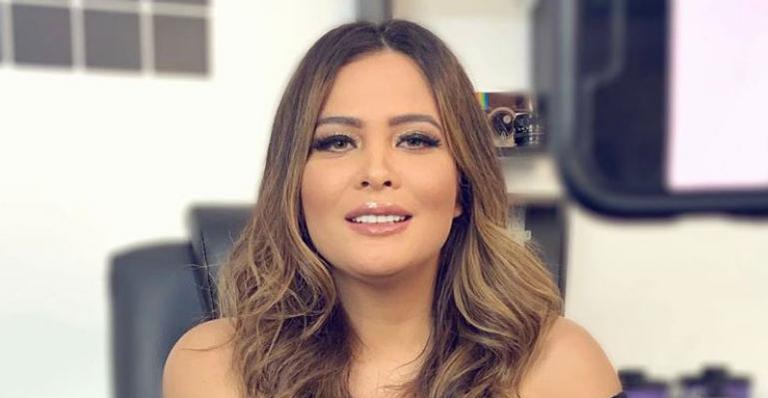 Na piscina, Geisy Arruda ostenta bumbum avantajado em maiô cavado