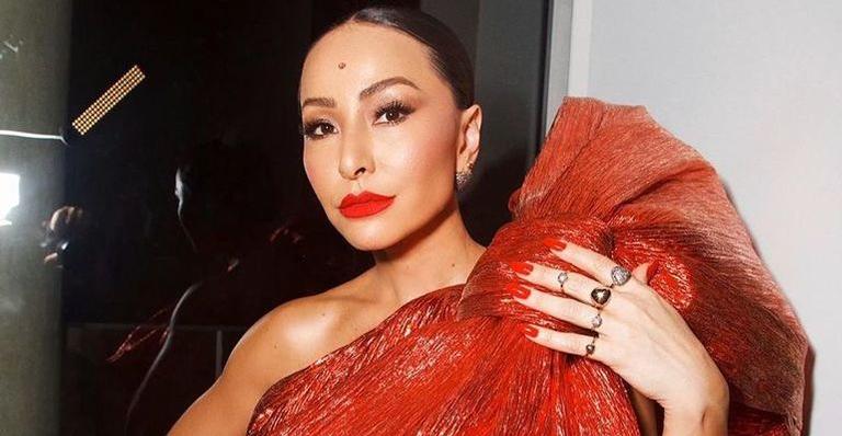 Sabrina Sato impressiona ao mostrar detalhes de look luxuoso: ”Embrulhada para presente?”