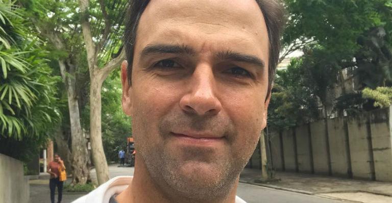 Tadeu Schmidt compartilha foto antiga e choca os seguidores com sua monocelha e cavanhaque