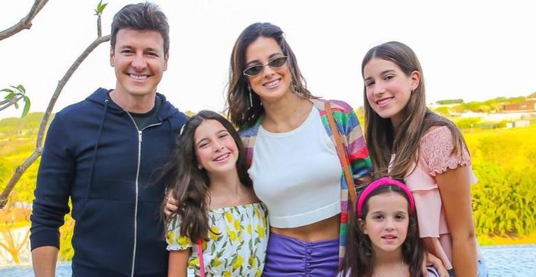 Vera Viel surge vestida com o mesmo biquíni que as filhas em TBT e encanta a web: ”Família linda”