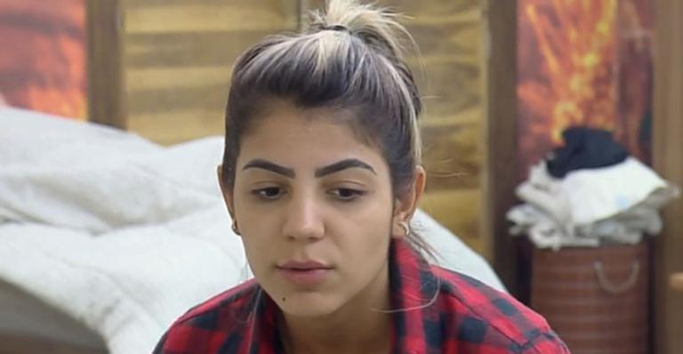 A Fazenda: Hariany é bicada por galinha e reclama de dor para Sabrina