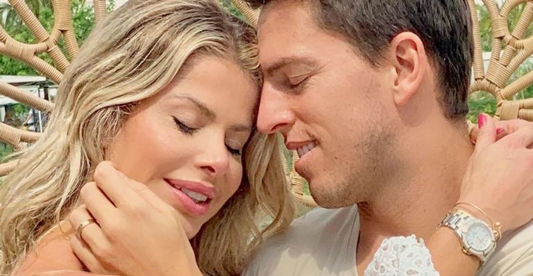 Karina Bacchi se declara para marido Amaury Nunes e encanta a web: ”Abraço de almas”