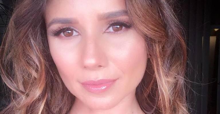 Simpática, Paula Fernandes posa com fã no aeroporto de São Paulo
