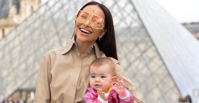 Sabrina Sato posta clique fofo se alongando com a filha, Zoe