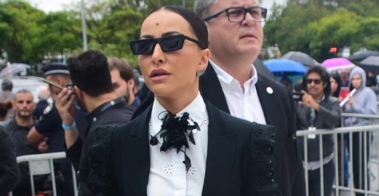 Sabrina Sato rebate críticas de look estiloso para o velório de Gugu: ”Prefiro pecar pelo excesso”