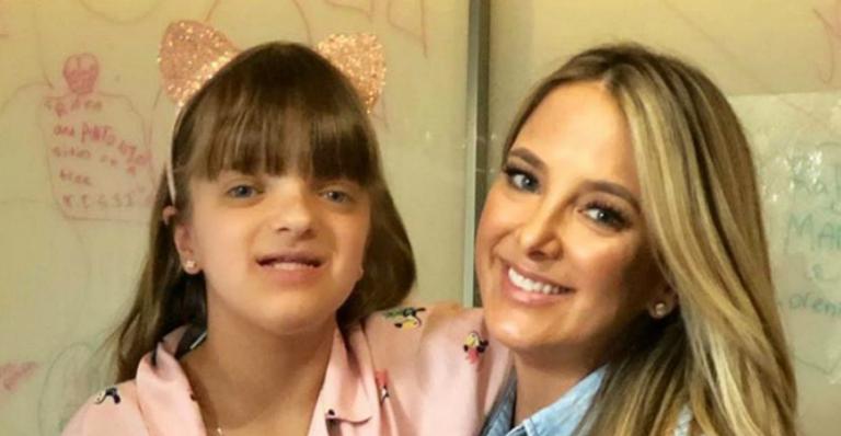Ticiane Pinheiro prestigia filha em apresentação de final de ano e encanta web