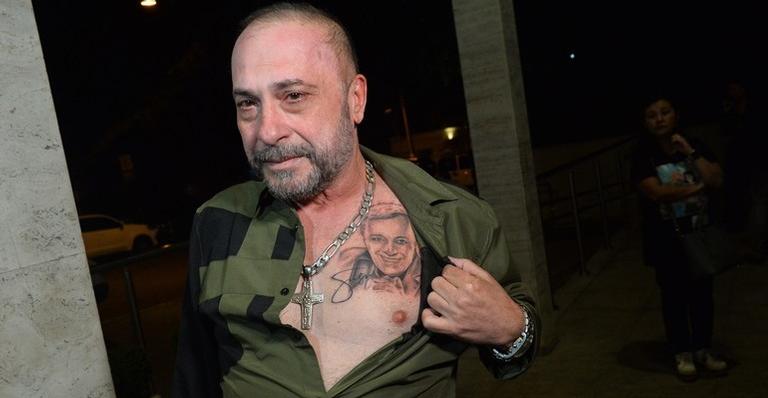 Na missa de sétimo dia de Gugu Liberato, Goiabinha mostra tatuagem que fez para o apresentador