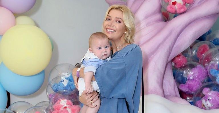 Filho de Luiza Possi rouba a cena com fofura no aniversário de Zoe Sato