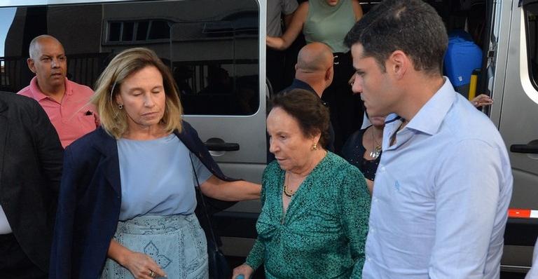 Família de Gugu Liberato chega na missa de sétimo dia do apresentador