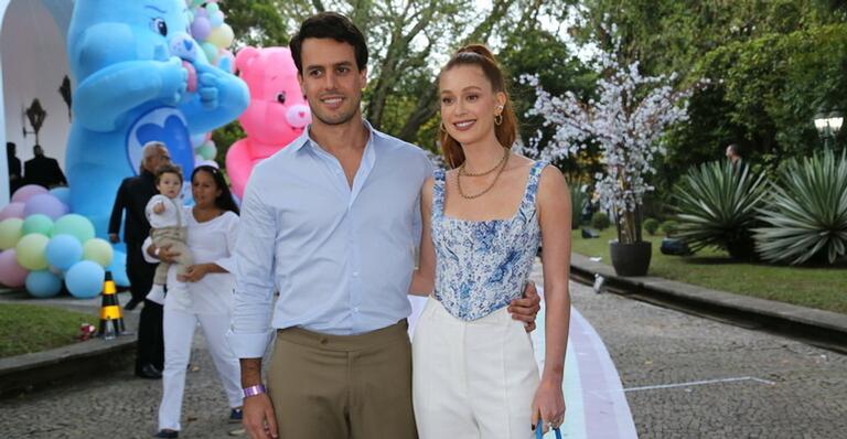 Com o marido, Marina Ruy Barbosa surge deslumbrante no aniversário de Zoe
