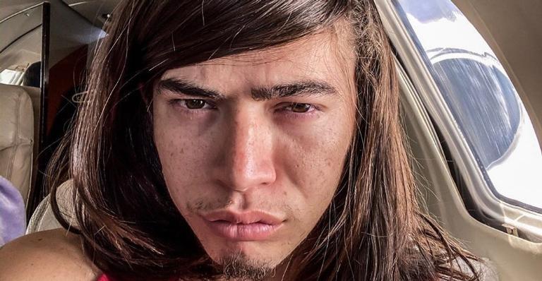 Whindersson Nunes diverte seguidores ao surgir consertando motor de jatinho particular