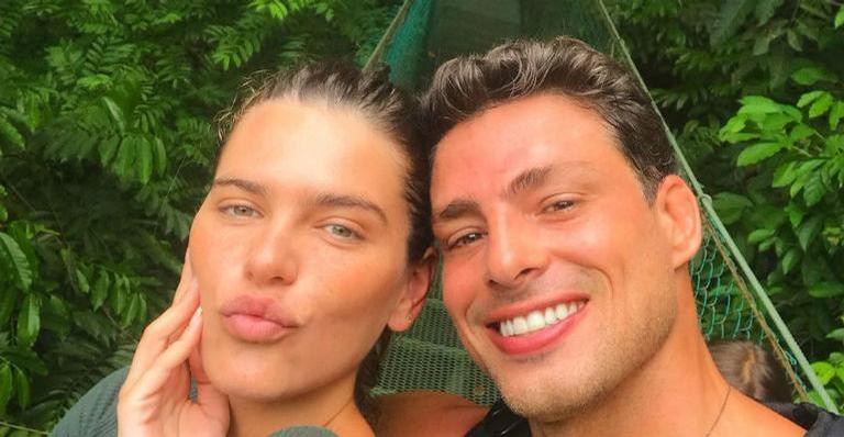 Simpático, Cauã Reymond é clicado com Mariana Goldfarb após jantar