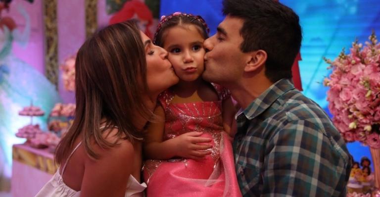 Deborah Secco mostra detalhes do festão luxuoso com tema de princesas de Maria Flor