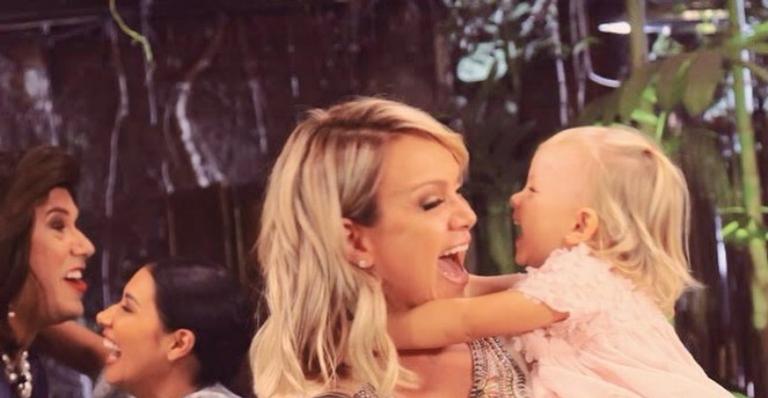 Eliana explode o fofurômetro com registro de sua filha vestida de princesa