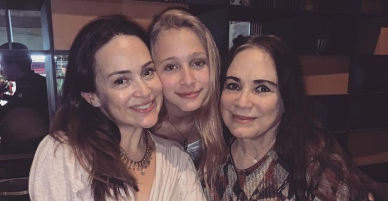 Regina Duarte compartilha clique ao lado da filha, Gabriela: ”Irmã gêmea”