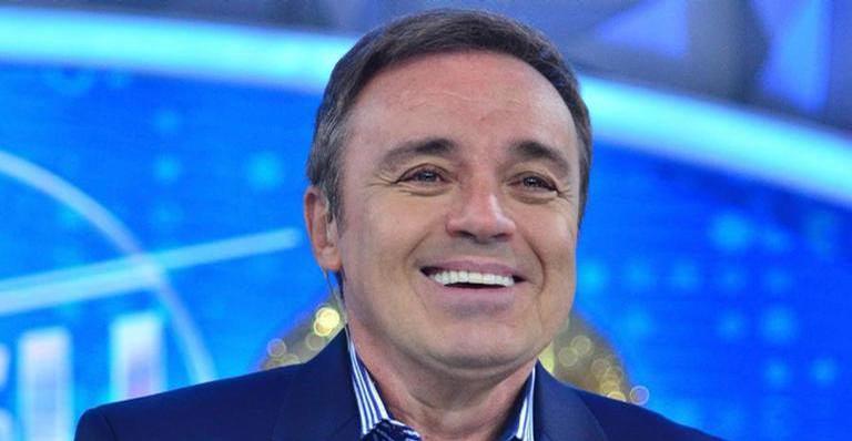Amigo secreto de Gugu Liberato, do especial de fim de ano da Record, recebe presente e se emociona
